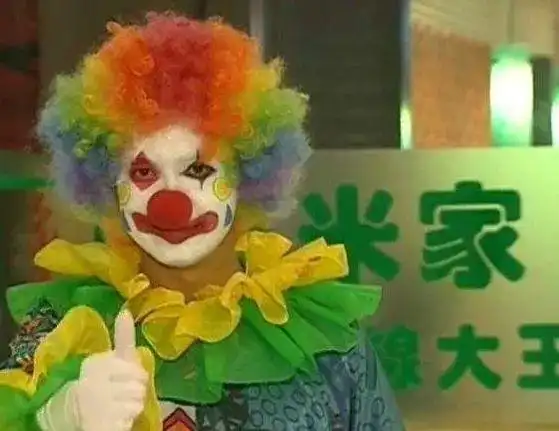 在法证先锋第二部,小丑为了帮tracy报仇绑架高sir,当小丑摘下假发