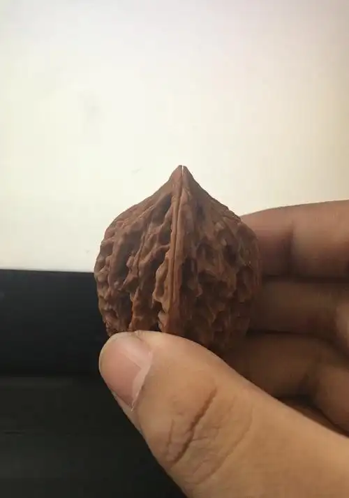 文玩核桃开裂,刚盘了一周多,桌子上掉下来摔了一下,还能补救