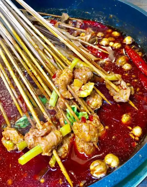 老成都悠悠滋味,数十载经典传承,夏日串串香,天天等你尝,冰爽鲜啤酒