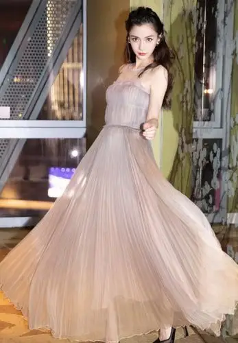 杨颖是嫌肩带太宽了吧把肩带扭成的跟麻绳一样快比手腕粗