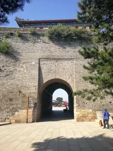 【原创】山海关登上天下第一关 写美篇山海关是一座文化古城,明代城墙