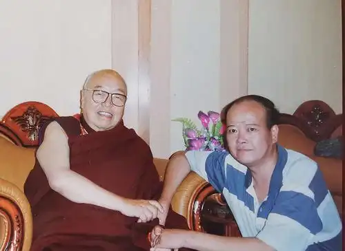 贡唐仓活佛睿智慈祥,为民族团结事业做了很大贡献,是爸爸的好朋友.