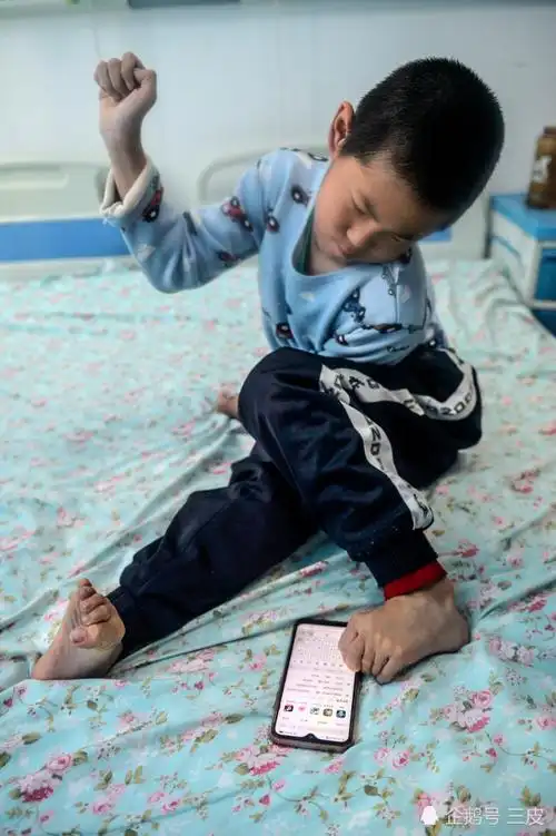 用脚生活的9岁男孩:患脑瘫遭亲妈遗弃,求生过程充满心酸_腾讯新闻