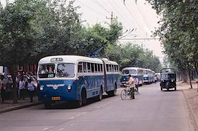 老照片八十年代初古朴环保的城市公交车
