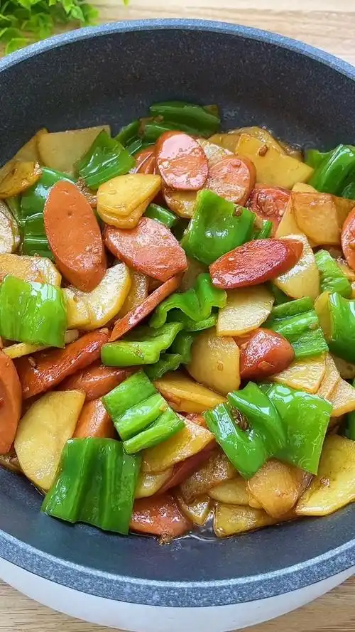 土豆和火腿肠炒在一起,做成简单好吃的家常菜