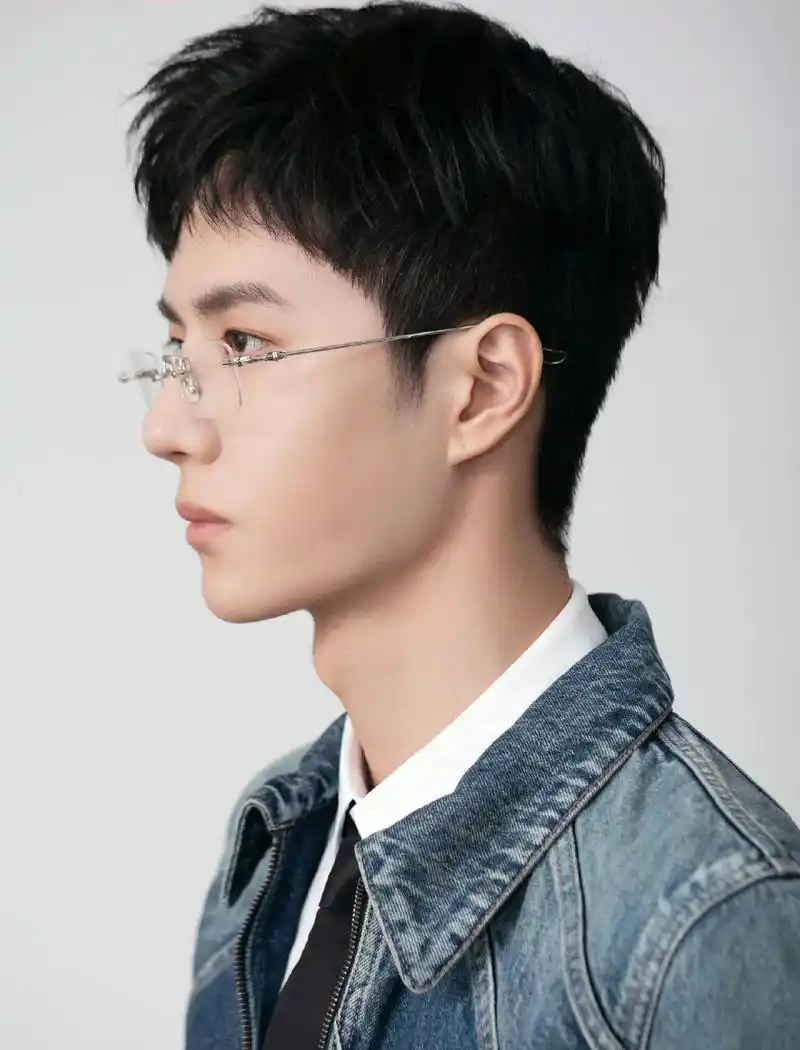 来几张早起短发的.#完美侧颜杀 #侧颜 #王一博 - 抖音