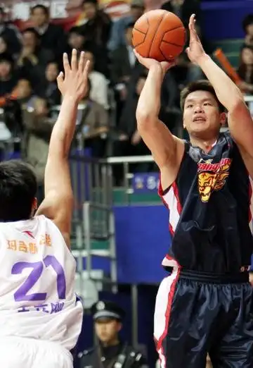 图文cba半决赛上海9496广东朱芳雨投篮