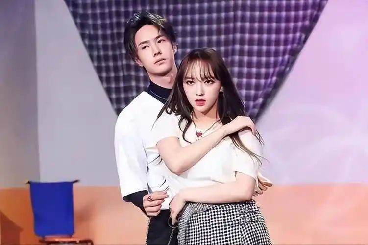 而王一博在对待赵丽颖时完全换了一种面孔.