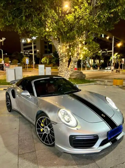 献给有内涵的玩家 911turbos
同样的预算,你会选法拉利458,阿斯顿