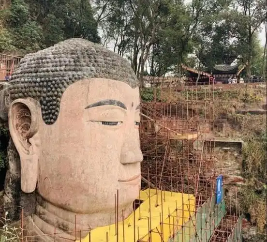 乐山大佛修复完工一看发现脸部被洗白网友是不是太黑了