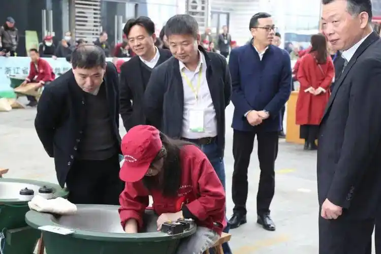 章高峰(新昌)俞桂富(新昌)吴泽铭(嵊州)陈正铭(嵊州)李玉明(杭州)周