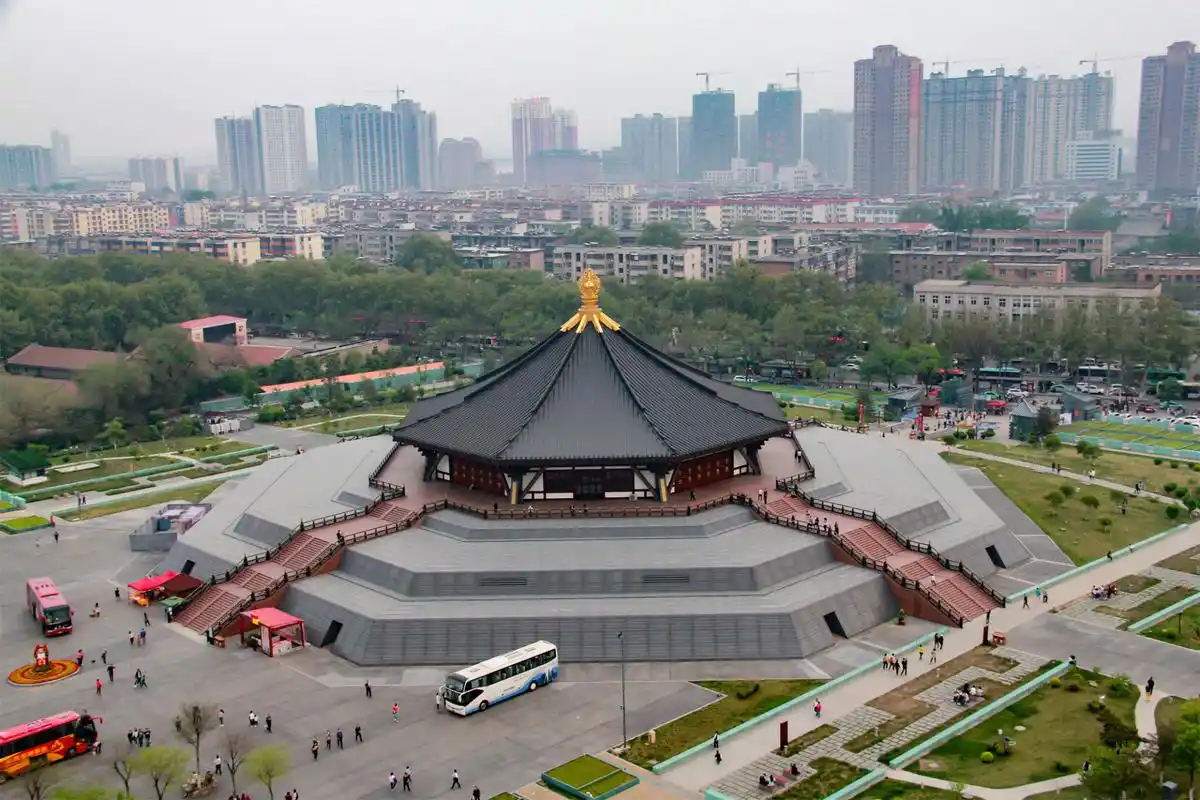 来到洛阳隋唐遗址公园,一眼就能看到的建筑,就是著名的明堂天堂,是