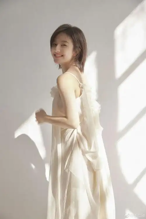 李兰迪穿吊带白裙青春活力回眸灿笑太治愈