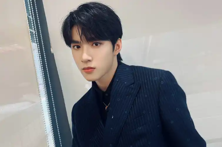 刘耀文分享角落选手,条纹西装太显个性了!吻文真帅_网友_自拍_少年团