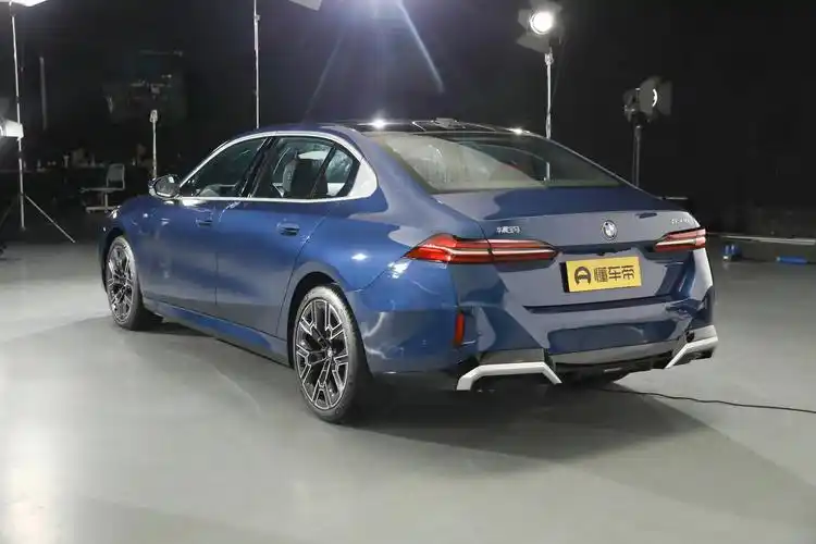 宝马i5纯电车型的最大功率为250kw,电驱系统来自采埃孚,cltc工况续航