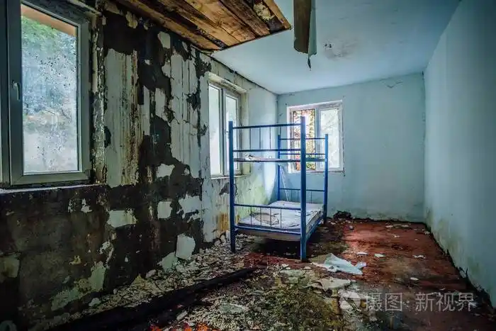 废弃的旅馆令人毛骨悚然的肮脏和废弃的卧室有裂纹