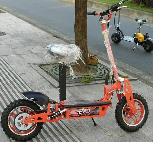 小伙改装超级电动车,戴上头盔一身圆润,变身皮蛋侠