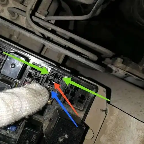 大众朗逸的油泵保险丝继电器在哪里?