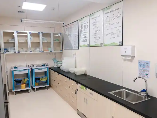 紧凑的治疗室,以后将在这里完成所有的配液工作,要爱护每一件物品呀.