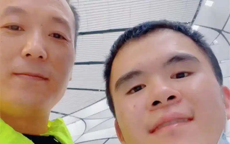 黑豹原主唱秦勇儿子大珍珠祝亲爱的朋友们国庆节日快乐.