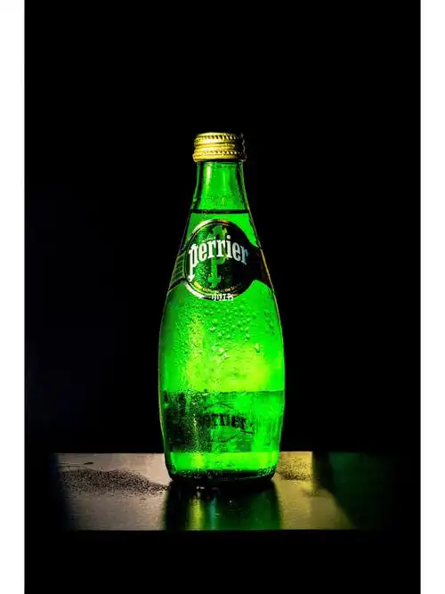 巴黎水简易布光拍摄