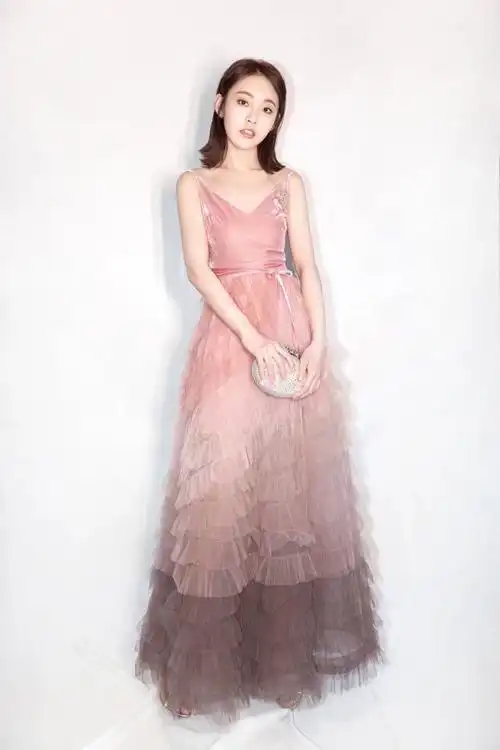 张佳宁白色连衣裙优雅写真曝光,网友:张佳宁美出新高度!