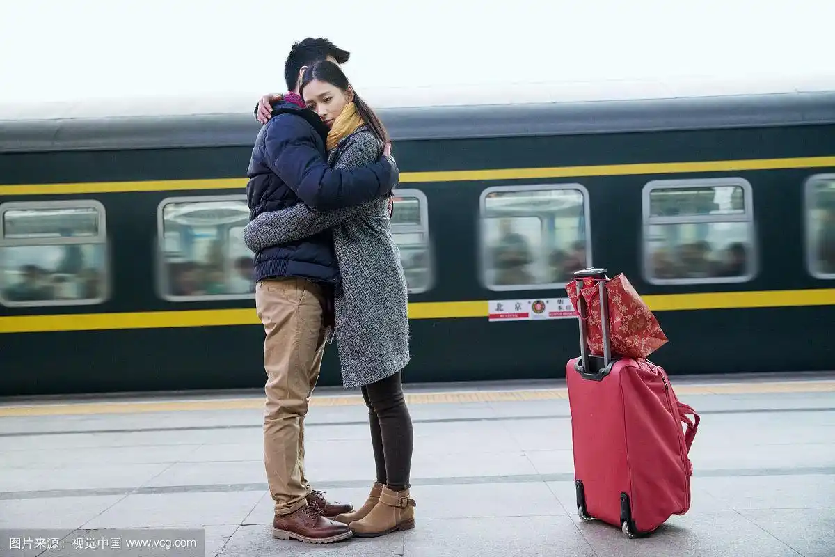 年轻情侣在火车站