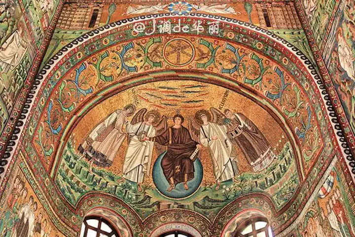 圣维塔莱教堂祭坛两侧的镶嵌画是拜占庭美术的著名作品画中正面站立的