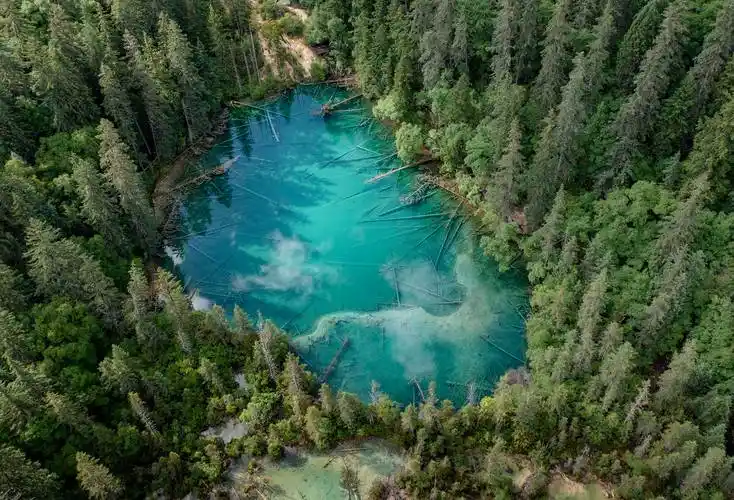 航拍川西北高原上的璀璨明珠---神仙池风景区_钙化_九寨沟县_包围