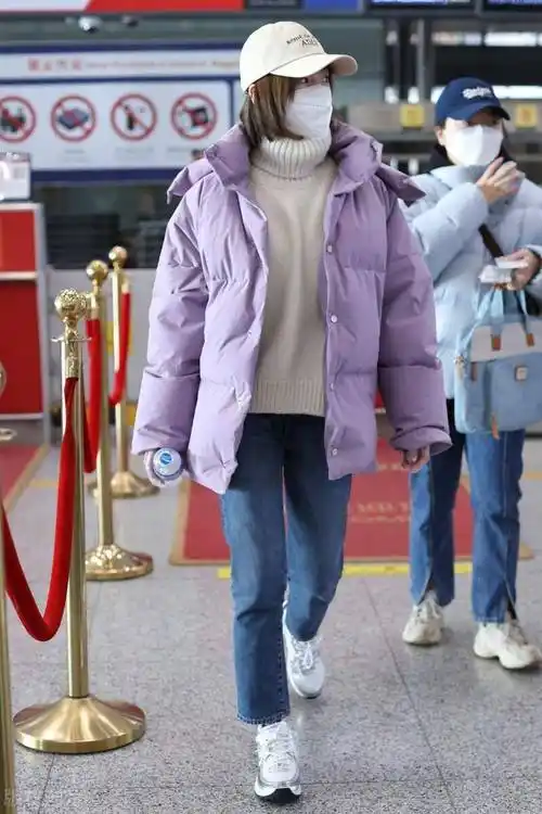 近日,毛晓彤出现在北京机场,出发去某地,身穿紫色面包羽绒服,内搭白色