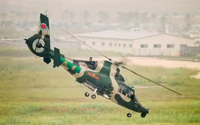 图片中可以看到直-9wa武装直升机在某航展上的机动飞行展示,由于起点