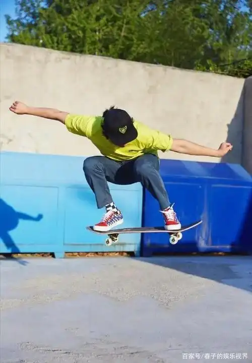 夏雨炫滑板起跳动作帅酷有型