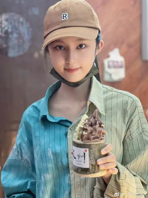 张婉儿超话#舞台剧坏小孩#今天休息日,出来放松一下,明天我们准时剧场