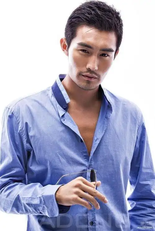 肌肉男:中国男模-帅哥南伏龙衬衣写真图片-小虾米