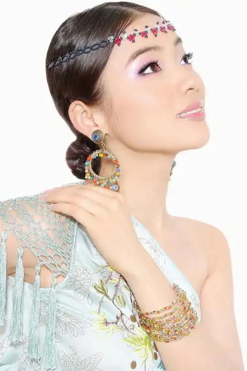 歌唱家陈思思清纯写真图片