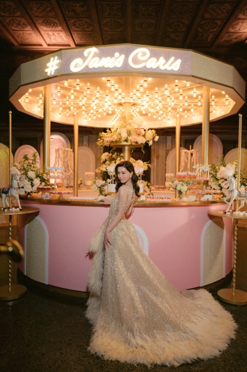 本人私心最爱这套红色的婚纱,修身的设计彰显了文咏珊的好身材.