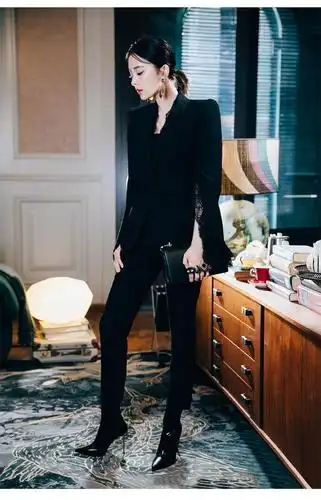 古力娜扎帅到不敢认,西装混搭蕾丝边,柔中带刚展现别样女人味