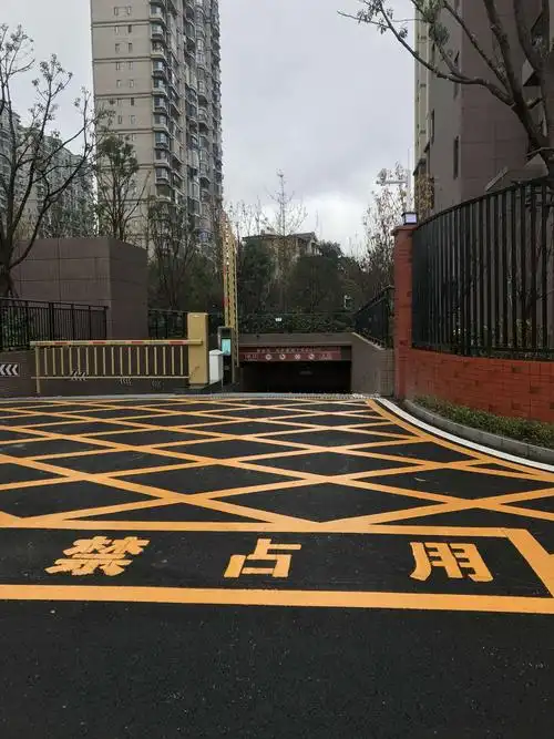 小区的地下停车场的出入口在我们的2-3栋之间哟