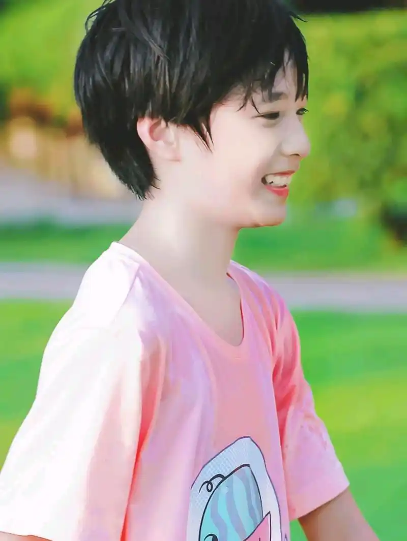 狼崽刘耀文图集,儿童期好可爱