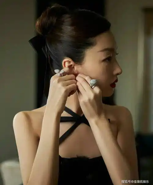 周冬雨脱光了!上半身全裸"用手遮",央视怒批:要点脸行吗?