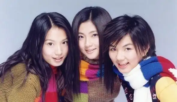 selina更是晒出19年的旧照,从照片中,我们清晰地看到,刚出道的she,全