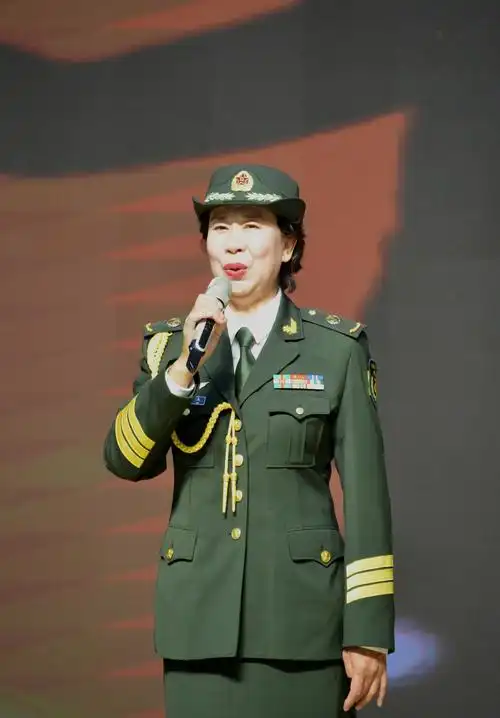女声表演唱《军人本色》一铁子摄于20201024