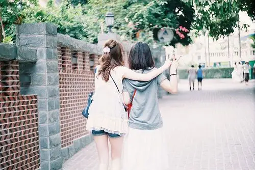 充满快乐和幸福的唯美姐妹图片