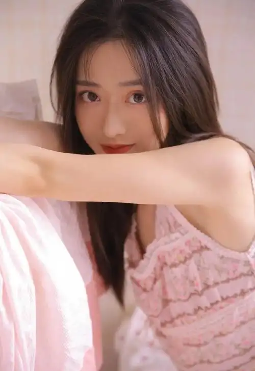 美女欣赏 - 高颜值美女甜美笑靥艺术写真