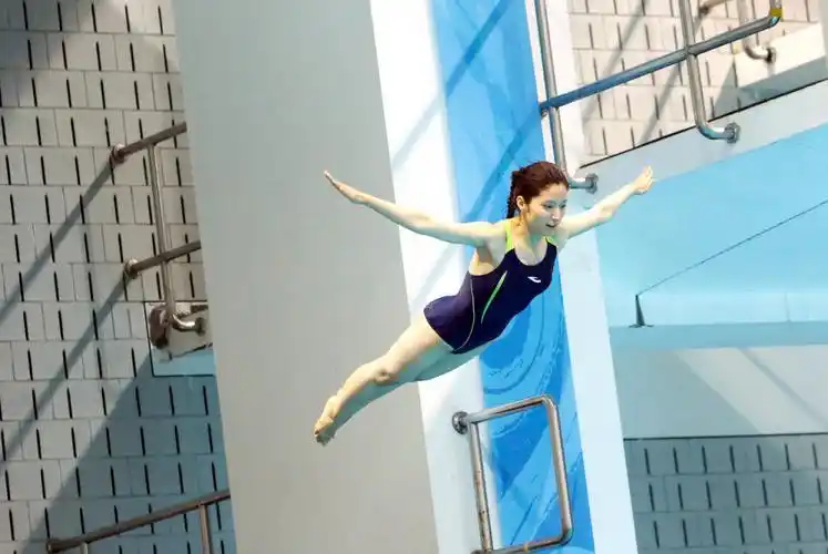 跳水秀"十米台公主"潘辰梦幻一笑 《星跳水立方》即将进入最紧张的半