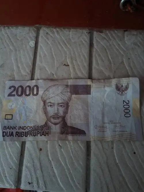 请问这是那个国家的钱,2000 低人民币多少钱?