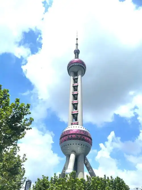 东方明珠坐落于上海黄浦江畔同时也是浦东陆家嘴标志性地标建筑! - 芳