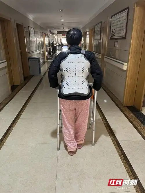 医院骨伤二科成功开展首例脊柱侧弯后凸畸形矫正手术|治疗_网易订阅