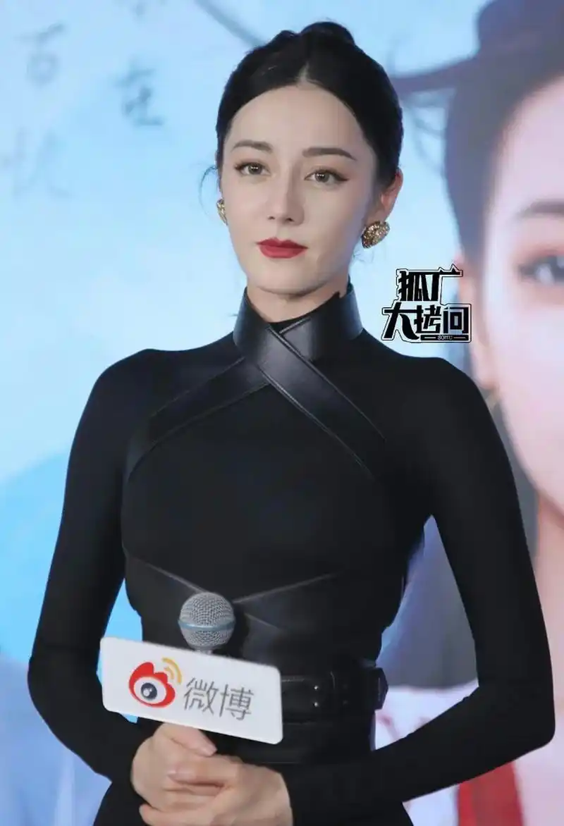 迪丽热巴才31岁,却被称为"老态龙钟",这究竟是她的错还是我们对她的