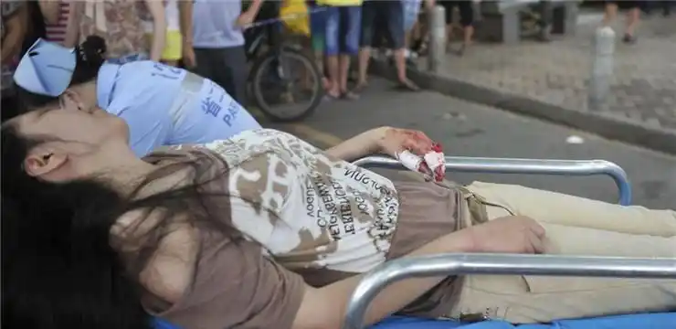 女子车站遭抢被砍